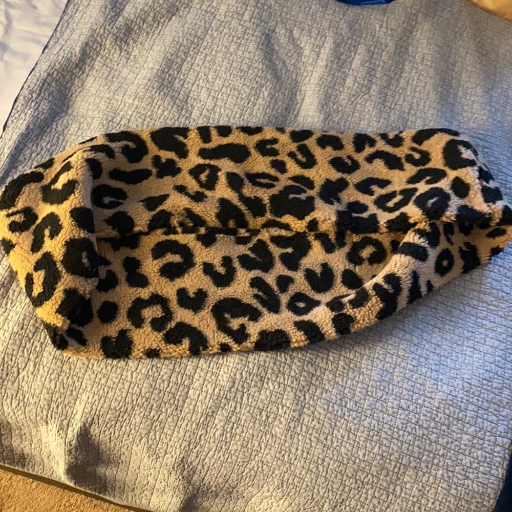 Francesca’s Soft fur leopard infinity scarf - New with Tag!
